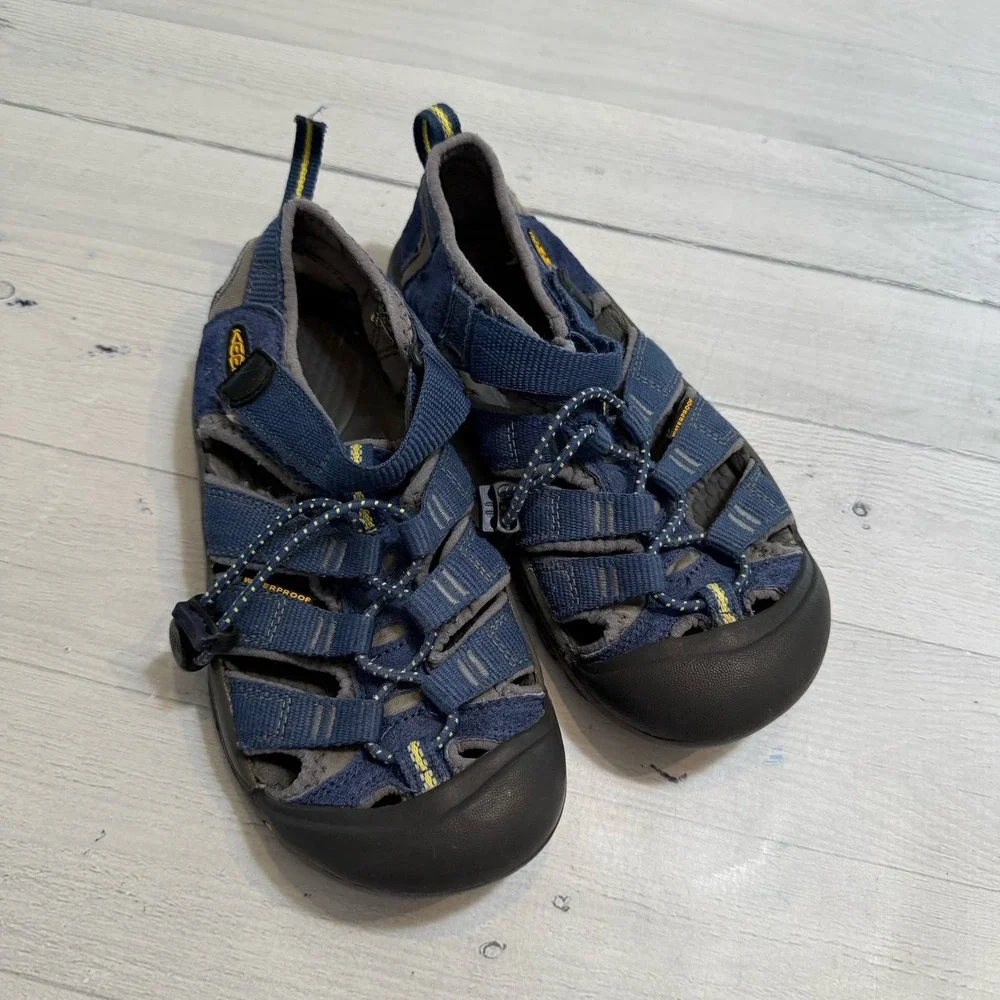 Keen kids Newport hiking shoes sandals blue big kids size 2